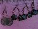 En venta anillos, collares y pulseras de mazos